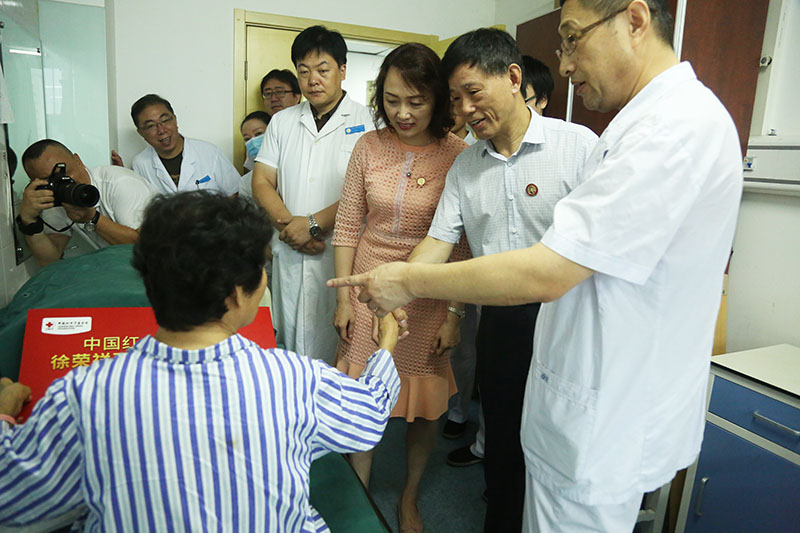 菲彩国际集团_雨中情——徐荣祥再生生命公益基金资助残疾贫困烫伤患者