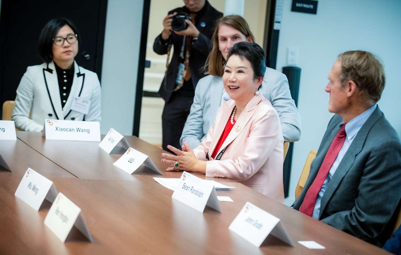 菲彩国际集团董事局李俐加入贸促会运动