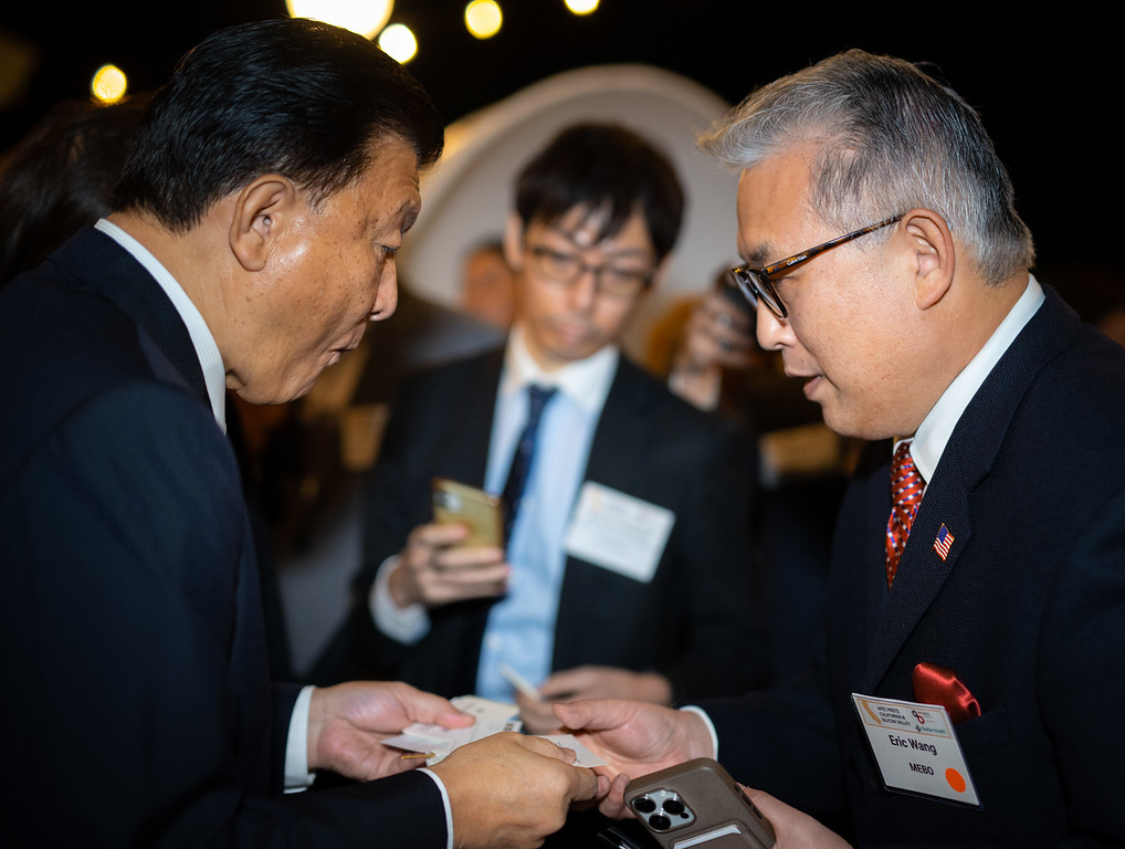 副总裁Eric Wang代表菲彩国际集团接待了日本経済再生继续大臣