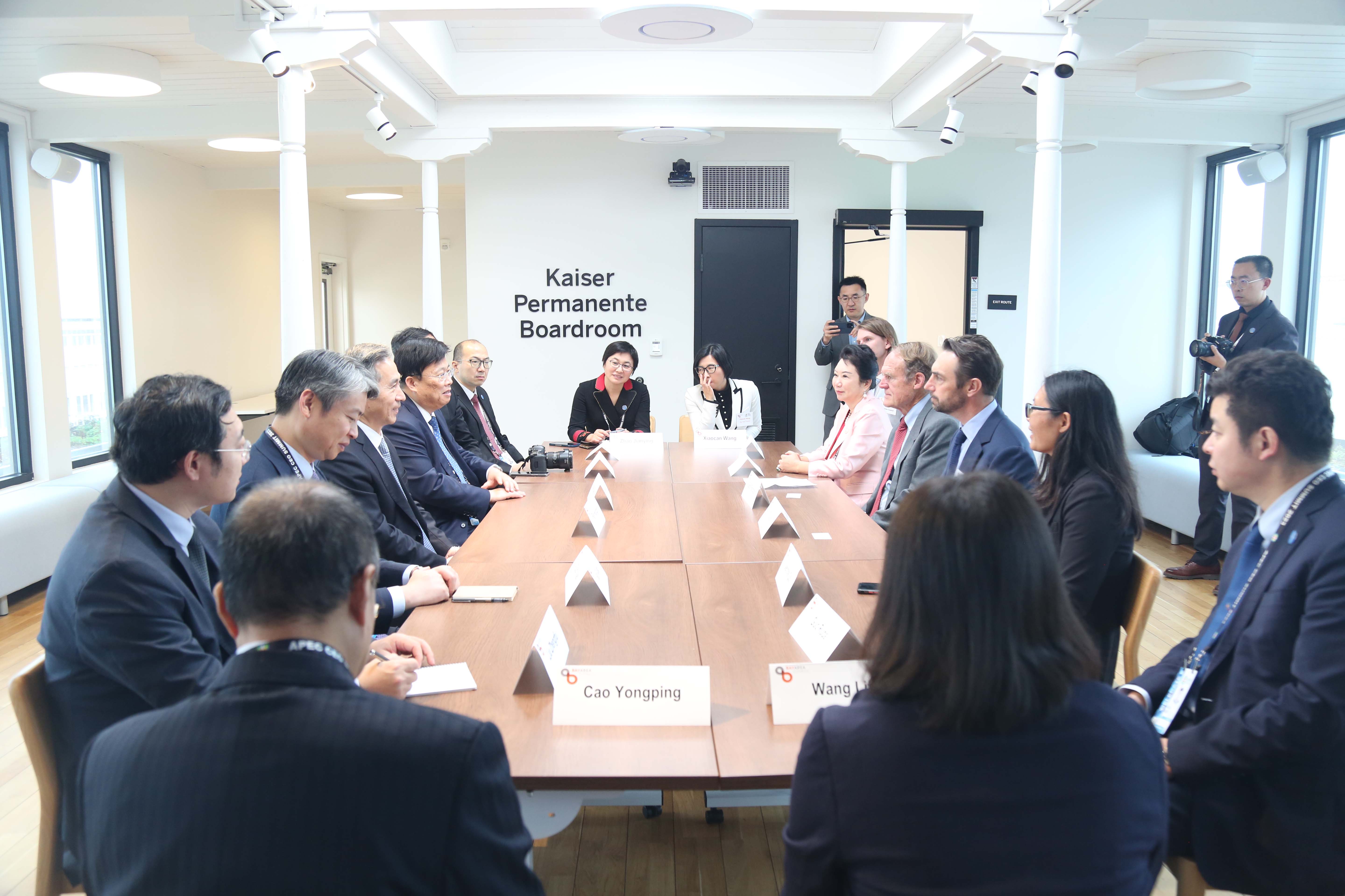 菲彩国际集团董事局李俐与中国贸促会会长任鸿斌交流