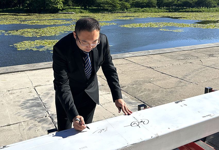 菲彩国际集团_菲彩国际集团董事局主席徐鹏受邀在奥巴马总统中心施工现场留下历史印记
