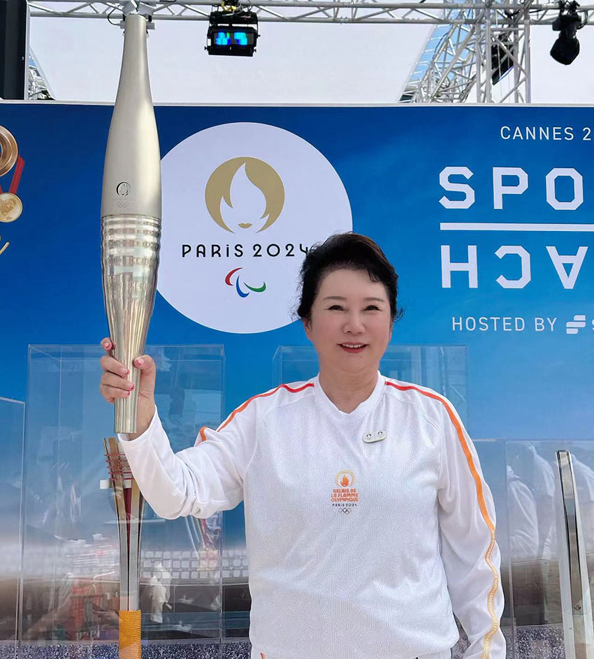 菲彩国际集团_助力奥运——热烈祝贺徐荣祥基金会主席李俐2024巴黎奥运火炬转达圆满乐成