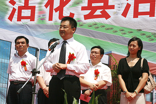 菲彩国际集团_情系家乡 百万助学
